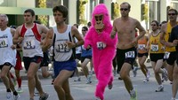 Eh, eh, kok ada gorilla pink juga di acara ING Bay to Breakers 2009? (Foto: Ezra Shaw/Getty Images)