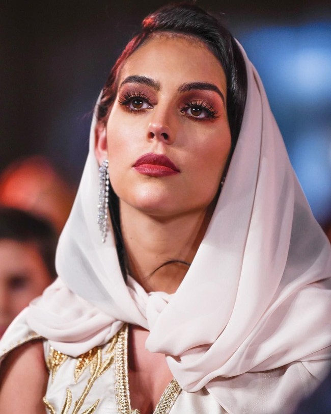 Pada Instagram Sophia Benyahia Kaftan, gaun yang dipakai oleh Georgina adalah Moroccan Kaftan. Bentuk kaftan yang ia pakai menyerupai cape tanpa lengan. Foto: Instagram