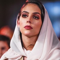 Pada Instagram Sophia Benyahia Kaftan, gaun yang dipakai oleh Georgina adalah Moroccan Kaftan. Bentuk kaftan yang ia pakai menyerupai cape tanpa lengan. Foto: Instagram