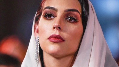 Gaya Kekasih Ronaldo Georgina Rodriguez Pakai Kerudung Di Dubai