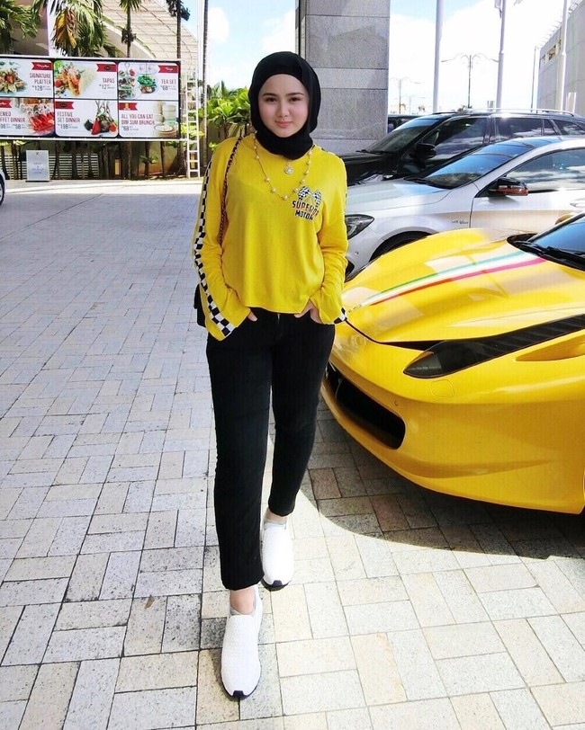 Gaya hijab simpel dan tak banyak ornamen jadi salah satu ciri khas busananya. Foto: Instagram/@eynanan