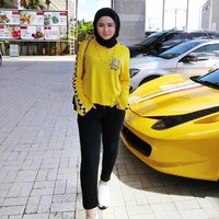 Gaya hijab simpel dan tak banyak ornamen jadi salah satu ciri khas busananya. Foto: Instagram/@eynanan