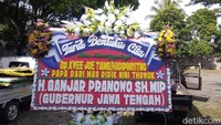 Di rumah duka juga terdapat karangan bunga dari Gubernur Jawa Tengah Ganjar Pranowo.  Foto: Eko Susanto/ detikHOT