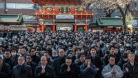 Doa bersama terebut digelar di Kuil Myojin, Tokyo. Carl Court/Getty Images.