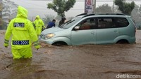 Sebuah mobil menerobos banjir.