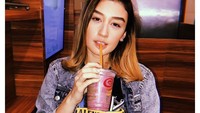 Lagi-lagi bareng minuman! Natasha terlihat asyik menyeruput smoothies. Sehat ya camilannya hihi. Foto: Instagram natasharyder