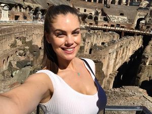 Foto Traveling Model Plus Size Cantik, Chloe Marshall