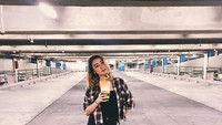Pakai outfit dominan hitam, Natasha terlihat makin kece. Ia melengkapi gayanya sambil menyeruput minuman mangga. Foto: Instagram natasharyder
