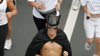 Batman mobilnya lagi diservis nih, guys, jadinya harus jalan kaki di acara Round the Bays Fun Run 2007. (Foto: Sandra Mu/Getty Images)