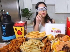 Demam Film Bird Box, Makan dengan Mata Tertutup Jadi Tren
