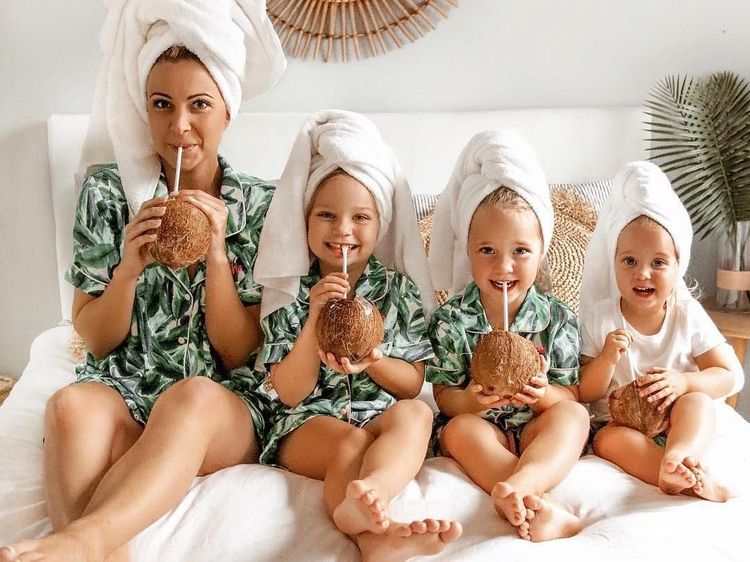 Seru Banget! Ibu Ini Ajak 3 Anaknya Berpose Unik Bersama Makanan