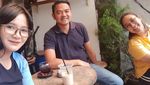 Gaya  Seru Caleg Cantik Milly Syafiq Saat Masak dan Berpose  Bareng Kerupuk