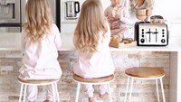 Meja makan dan area dapur jadi studio favorit untuk mengambil momen. Terutama ketika menikmati sarapan.  Foto: instagram @the.quinn.girls