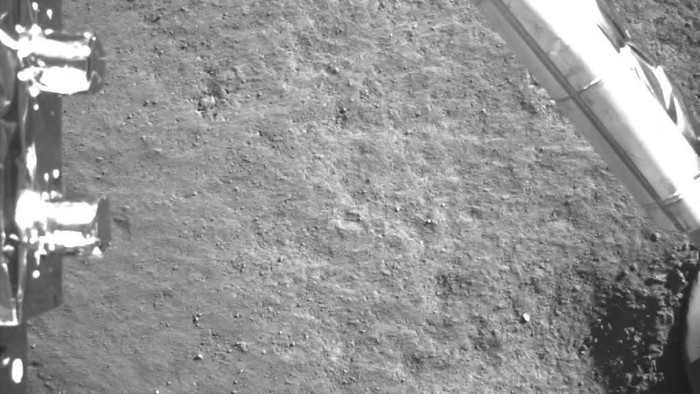 Penampakan sisi terjauh Bulan. Foto: China National Space Administration Penampakan sisi terjauh Bulan. Foto: China National Space Administration