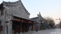 Dari pintu gerbang, traveler akan dimanjakan dengan suasana eksotik jadul. Kebanyakan bangunan-bangunan ini sekarang di gunakan sebagai restoran atau kedai. (Bonauli/detikTravel)