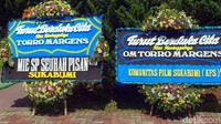 Karangan bunga pun tampak sudah mulai menghiasi kediamannya itu.