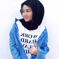 Eyna juga lebih sering terlihat dengan gaya sporty. Ia kerap memadukan T-shirt dan jaket. Foto: Instagram/@eynanan