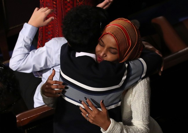 Di acara tersebut, para anggota Kongres AS diperbolehkan membawa keluarga. Potret mengharukan Ilhan Omar dan putranya tertangkap kamera dan jadi sorotan. Foto: Getty Images/Win McNamee