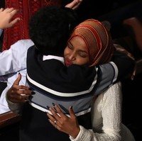 Di acara tersebut, para anggota Kongres AS diperbolehkan membawa keluarga. Potret mengharukan Ilhan Omar dan putranya tertangkap kamera dan jadi sorotan. Foto: Getty Images/Win McNamee