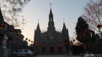 Selain bangunan berbentuk rumah, ada pula gereja tua di kawasan ini. (Bonauli/detikTravel)