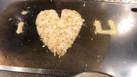 Adik Brooklyn ini sering mengunggah foto-foto makanan di Instagram. Salah satunya memotret nasi goreng yang dimasak di atas wajan datar dengan bentuk hati. Foto: Instagram romeobeckham