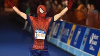 Wah, wah, kok ada Spiderman yang ikutan jadi peserta di United Airlines Guam Marathon 2017? (Foto: Matt Roberts/Getty Images)