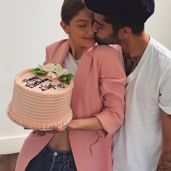 Sumber tersebut juga mengatakan bahwa keduanya telah berusaha keras untuk melanjutkan hubungan. Namun Zayn Malik sepertinya memiliki banyak masalah yang membuat Gigi Hadid tak dapat membantunya lagi. Foto: Instagram/@gigihadid