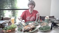  Meski penggemar berat makanan Korea, tapi Ria juga gemar menyantap hidangan seafood khas Indonesia. Ditemani nasi putih, ikan, kangkung, sambal, dan lalapan segar, menu makan siangnya semakin meriah. Foto: Instagram @riasukmawijaya
