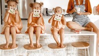 Tiga anaknya yakni Logan, Aleeia dan Isla juga selalu ceria saat ibunya mengajak berpose. Seperti momen saat hendak sarapan roti tawar ini. Foto: instagram @the.quinn.girls