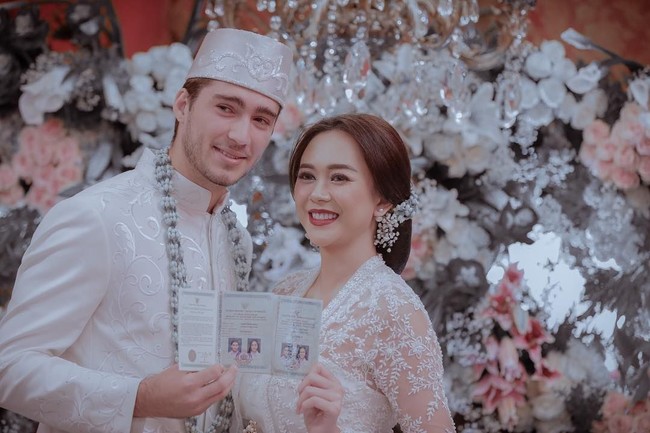 Sebelum resmi menikah, Aura Kasih menutup rapat hubungan asmaranya dengan Eryck Amaral. Dia pun punya alasan tersendiri. Dari pada pamer foto pacaran tapi nggak nikah-nikah, ungkapnya kepada Rumpi No Secret. Foto: Dok. Aldi Photography