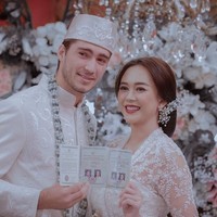 Sebelum resmi menikah, Aura Kasih menutup rapat hubungan asmaranya dengan Eryck Amaral. Dia pun punya alasan tersendiri. Dari pada pamer foto pacaran tapi nggak nikah-nikah, ungkapnya kepada Rumpi No Secret. Foto: Dok. Aldi Photography