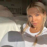 Tammy pun kerap memperoleh pendapatan tambahan dari merek clothingnya yang bernama Saski Collection, dan aktif melakukan penawaran merek eksklusif lainnya. Foto: Instagram @tammyhembrow