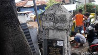 Kerusakan juga terjadi di tugu batas wilayah Kelurahan Johar baru dan Kampung Rawa. Kondisi atapnya rusak tak berbentuk.