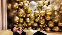 Penyanyi Miley Cyrus yang baru saja menikah bersulang di Tahun Baru dengan sebotol champangne Veuve Clicquot. Foto: Istimewa