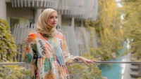 Liburan ke Bali, Dhatu terlihat sedang menikmati segelas jus denan pose cantik di hotel tempat dirinya menginap bersama keluarga. Foto: Instagram@dhaturembulan