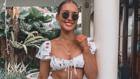 Rozanna pun enggan menghilangkan stretch marks dan selulit di tubuhnya itu. Saat ini, Rozanna terlihat masih liburan di Bali. (Instagram/@rozannapurcell)