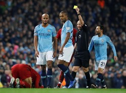 Pelanggaran keras Vincent Kompany ada Mohamed Salah cuma berbuah kartu kuning. Keputusan wasit ini yang diprotes Juergen Klopp. (Foto: Phil Noble/Reuters)