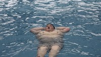 Olahraga renang baik untuk mereka yang obesitas karena tidak menempatkan beban berlebih pada tulang dan persendian. (Foto: China Photos/Getty Images)