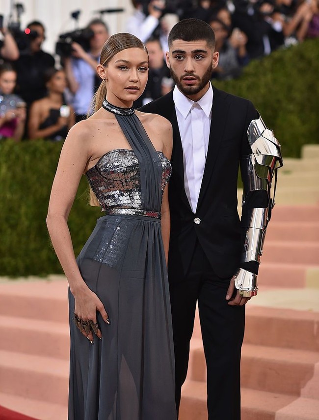 Red carpet situation! Penampilan Zayn dan Gigi ini dalam acara Met Gala yang dilangsungka Mei 2016 silam. Ini menjadi momen pertama keduanya di red carpet.  Foto: Getty Images