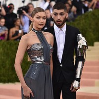Red carpet situation! Penampilan Zayn dan Gigi ini dalam acara Met Gala yang dilangsungka Mei 2016 silam. Ini menjadi momen pertama keduanya di red carpet.  Foto: Getty Images