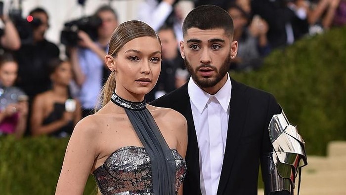 PARIS, FRANCE - OCTOBER 02:  Zayn Malik and Gigi Hadid attend the Givenchy show as part of the Paris Fashion Week Womenswear  Spring/Summer 2017  on October 2, 2016 in Paris, France.  (Photo by Pascal Le Segretain/Getty Images)