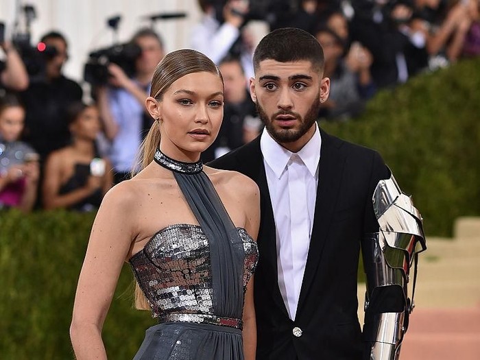 Gigi Hadid dan Zayn Malik PARIS, FRANCE - OCTOBER 02: Zayn Malik and Gigi Hadid attend the Givenchy show as part of the Paris Fashion Week Womenswear Spring/Summer 2017 on October 2, 2016 in Paris, France. (Photo by Pascal Le Segretain/Getty Images)