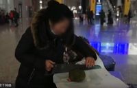Kocak! Wanita Ini Belah Durian Pakai Gergaji di Dalam Stasiun Kereta
