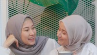 Ngobrol bersama dengan sahabat, Dhatu terlihat asyik sanawarkan doyan isetan ya. Foto: Instagram@dhaturembulan