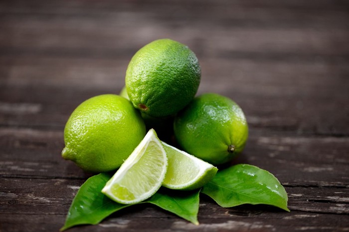 Mojito garnished with mint and limes.
