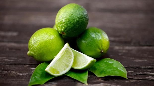 Mojito garnished with mint and limes.