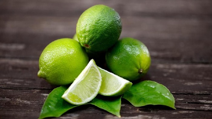 471447415 Mojito garnished with mint and limes.