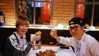 Berteman dengan Chef Jun asal Korea, Ria sering makan bareng Chef Jun. Salah satunya menyantap aneka kepiting dan lobster segar, lengkap dengan jagung manis yang gurih. Foto: Instagram @riasukmawijaya