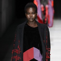 Salah satu karier cemerlang Adut di 2018, ketika ia dipilih oleh Karl Lagerfeld menjadi pengantin Chanel berkulit hitam pertama selama satu dekade, yang berjalan di catwalk Couture Week pada bulan Juli lalu. Foto: Getty Images