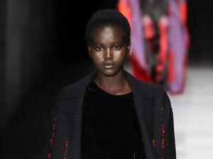 Ini Adut Akech, Top Model Dunia 2018 yang Kalahkan Gigi dan Bella Hadid
